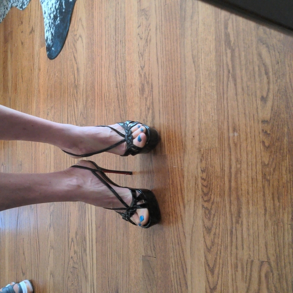 Classic Louboutin stilettos - Picture 3 of 9